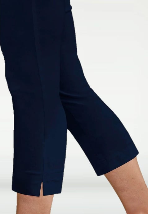 Pantalones cortos elásticos para mujer de M&CO en azul marino - Image 3