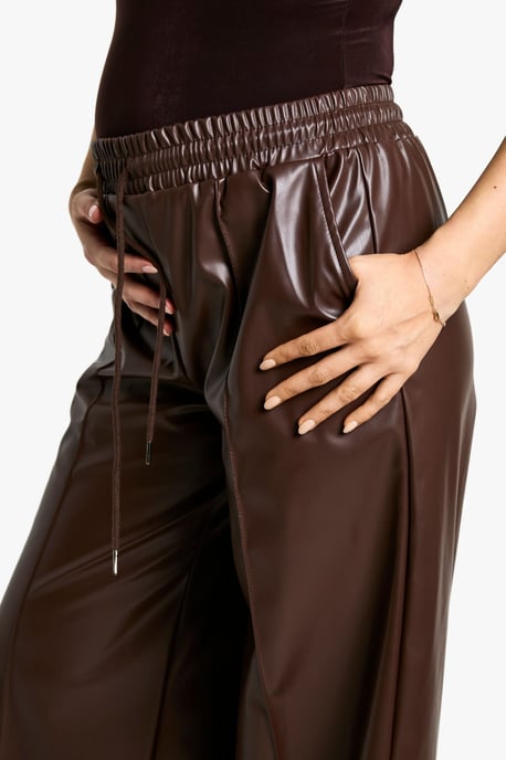 Maternity Elasticated Waist Pu Wide Leg Jogger - Image 4