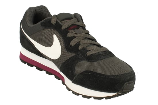 Zapatillas Nike MD Runner 2 negras para mujer - Image 4