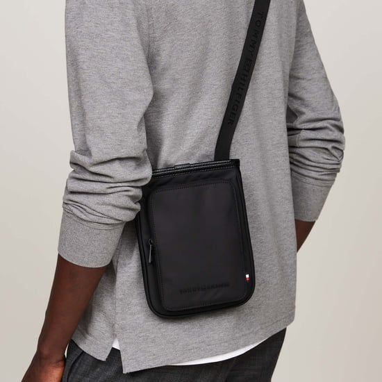 Bolso Cruzado Negro con Logo de Tommy Hilfiger - Image 4