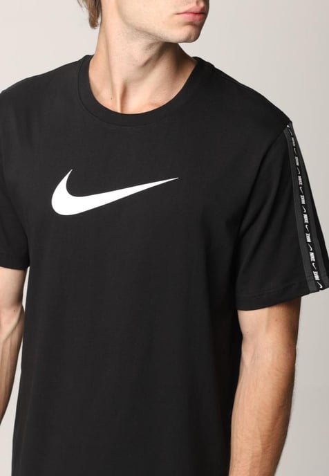 Camiseta negra con repetición Club de Nike Sportswear - Image 3