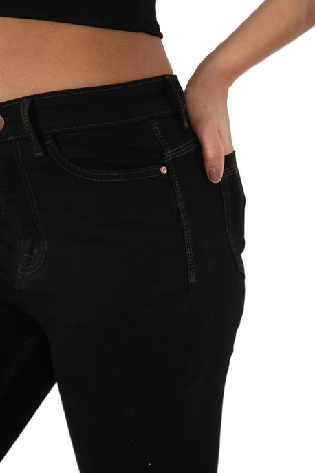 Vaqueros ajustados de cintura alta con forma mágica para mujer en negro - Image 5