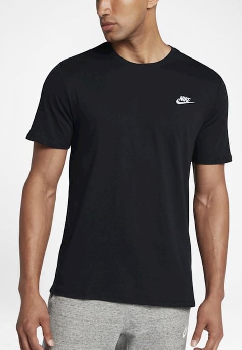 Camiseta Nike Sportswear Club para hombre en negro - Image 1