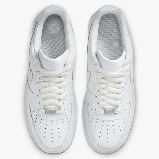 Zapatillas Nike Air Force 1 '07 para mujer en blanco - Image 2