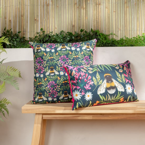 Wylder Tropics Casa de Flores Zinnia Bee Cojín Rectangular para Exterior - Image 4