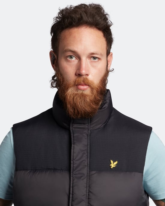Chaleco acolchado Lyle & Scott en negro - Image 4