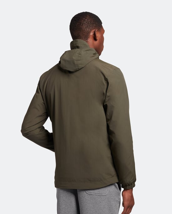 Chaqueta ligera corta con capucha en color verde oliva con la marca Lyle & Scott - Image 3