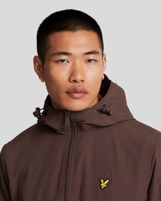 Chaqueta ligera marrón corta con capucha en caoba profunda de Lyle & Scott - Image 4
