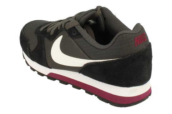 Zapatillas Nike MD Runner 2 negras para mujer - Image 2