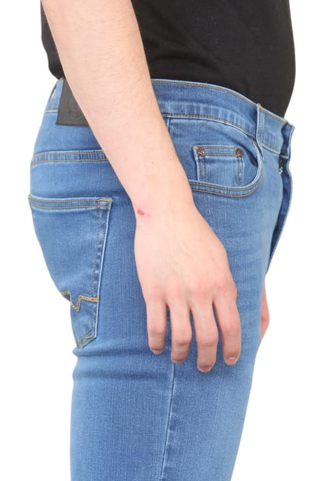 MYT Vaqueros ajustados para hombre Denim elástico en azul medio - Image 5