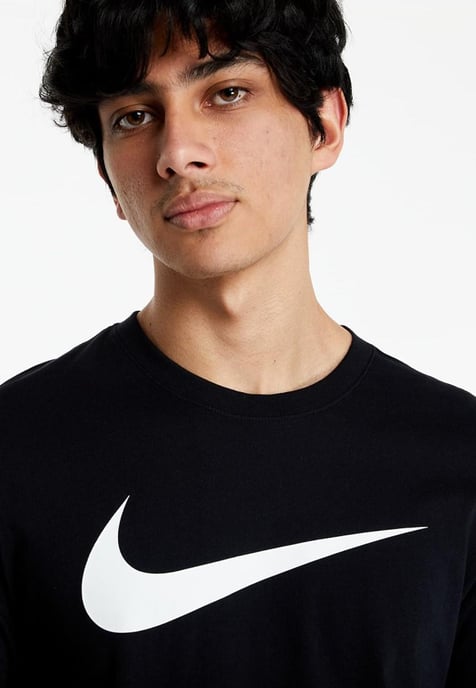 Camiseta negra con logo Swoosh de Nike - Image 3