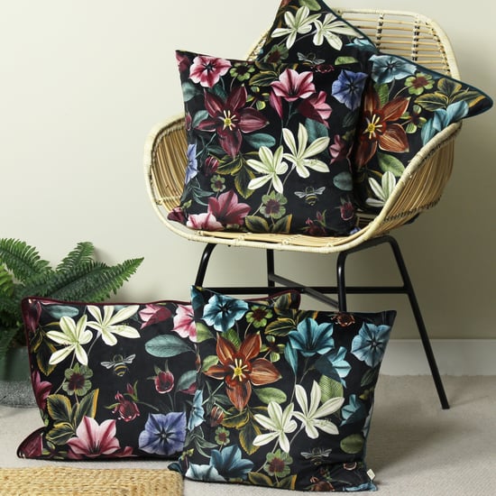 Funda de cojín rectangular floral Jardín de medianoche de Evans Lichfield - Image 5