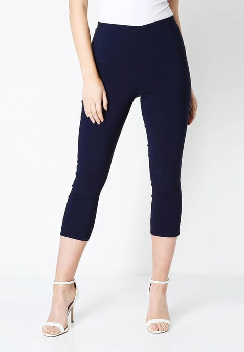 Pantalones cortos elásticos para mujer de M&CO en azul marino - Image 1