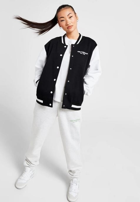 Chaqueta bomber universitaria New Balance para mujer en negro - Image 5