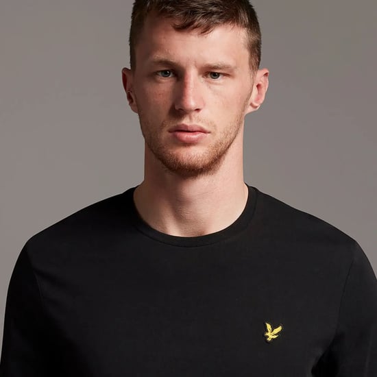 Camiseta negra de manga larga con la marca Lyle & Scott - Image 3