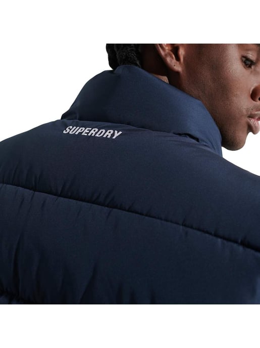 Chaqueta de plumón sin mangas con logotipo vintage de Superdry para hombre - Image 3