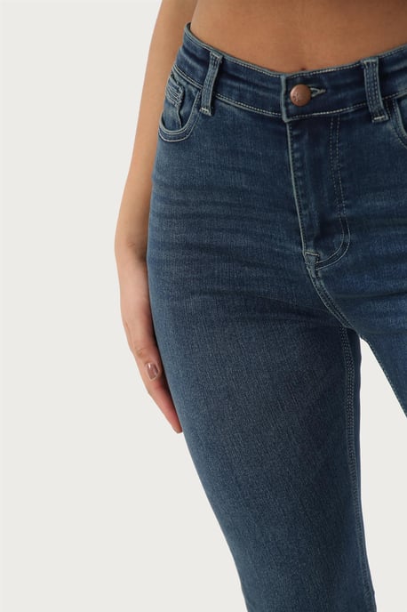 Vaqueros ajustados de cintura alta con forma mágica para mujer en azul - Image 4