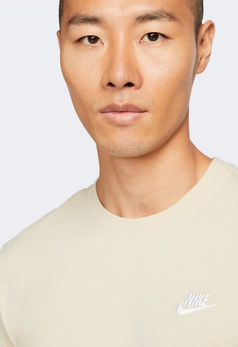Camiseta Nike Sportswear Club para hombre en color beige - Image 3