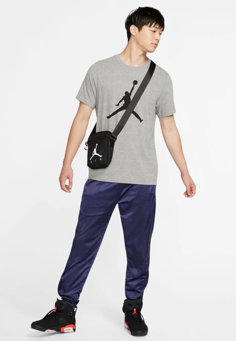 NIKE Hombre M J Jumpman SS Crew Camiseta en Gris - Image 4