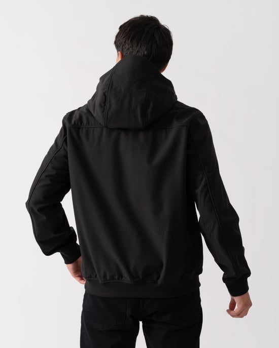 Chaqueta softshell negra azabache con capucha y logo de la marca Lyle & Scott - Image 4
