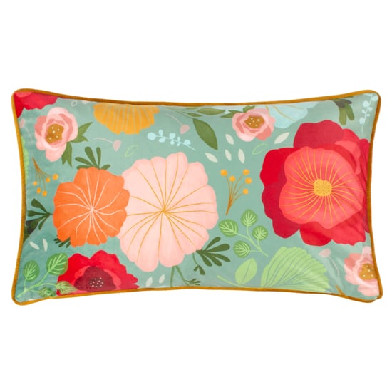 Cojín de poliéster con relleno de terciopelo acolchado en color azul claro con flores de Kate Merritt - Image 1