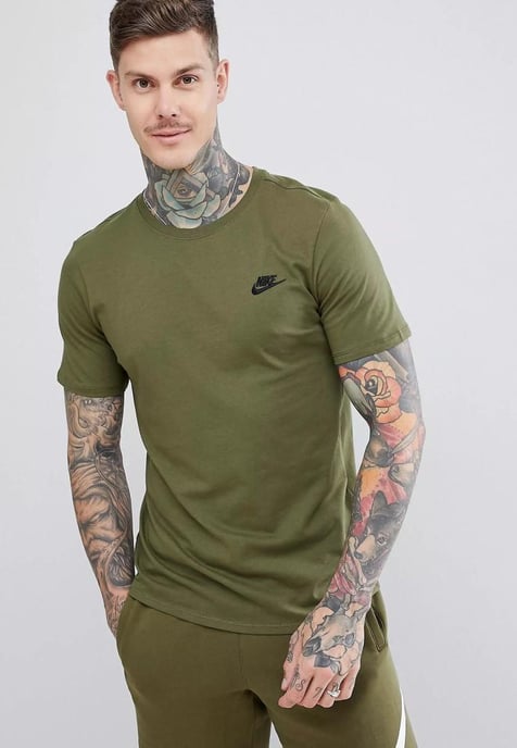 Camiseta Nike Sportswear Club para hombre en color oliva - Image 1