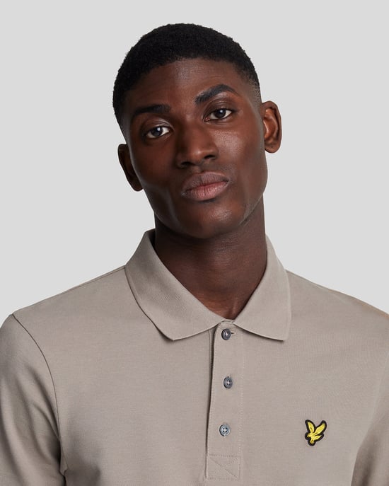 Polo verde salvia con logo en el pecho de Lyle & Scott - Image 4