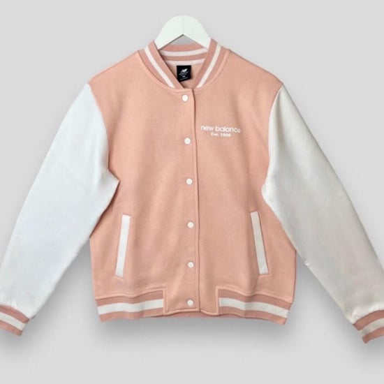 Chaqueta bomber universitaria New Balance para mujer en rosa - Image 1