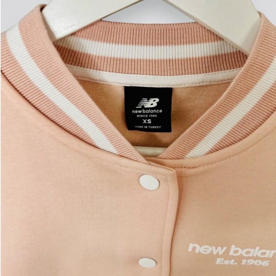 Chaqueta bomber universitaria New Balance para mujer en rosa - Image 3