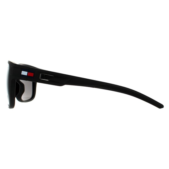 Gafas de sol polarizadas Tommy Hilfiger Wrap para hombre en negro mate y gris - Image 3