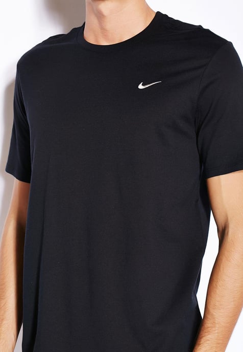 Nike Hombre Camiseta con logo bordado Negro - Image 3