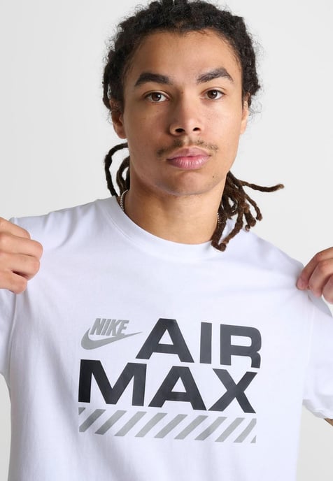 Camiseta Nike Air Max Graphic Blanco, Hombre - Image 3