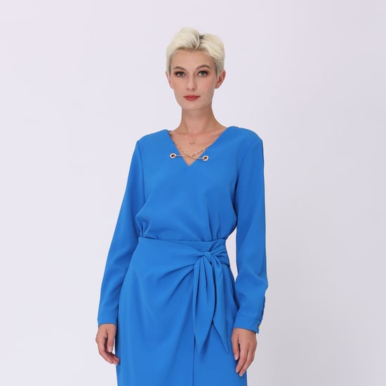 V -neck blouse and decorative chain - Image 2