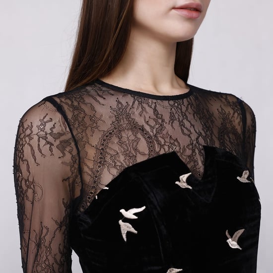 Long golden embroidered velvet dress - Image 3