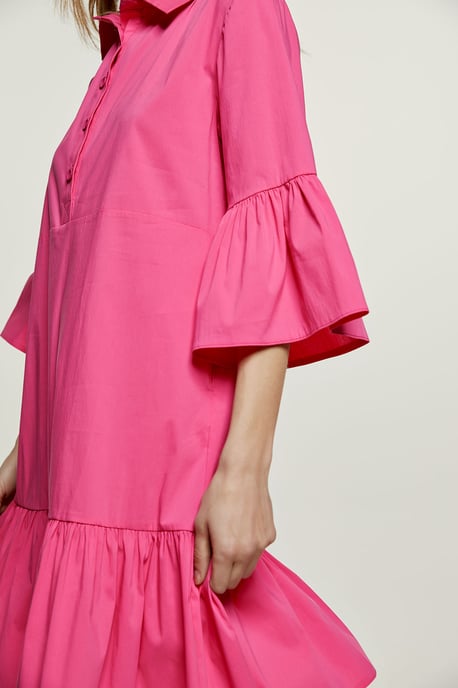 Vestido fucsia con mangas acampanadas y dobladillo con volantes - Image 4