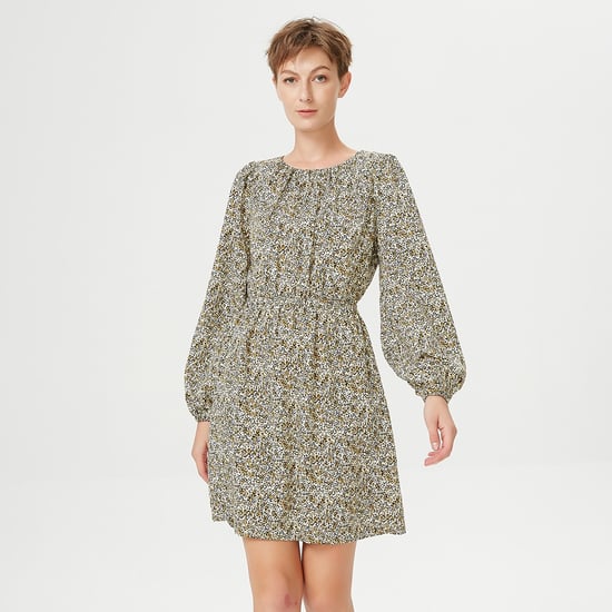 Short dress with elasticated size and flower print - Image 1
