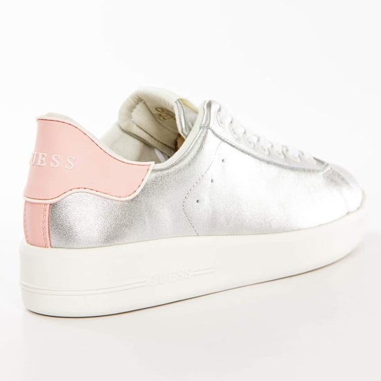 Zapatillas clásicas plateadas Guess para mujer - Image 6