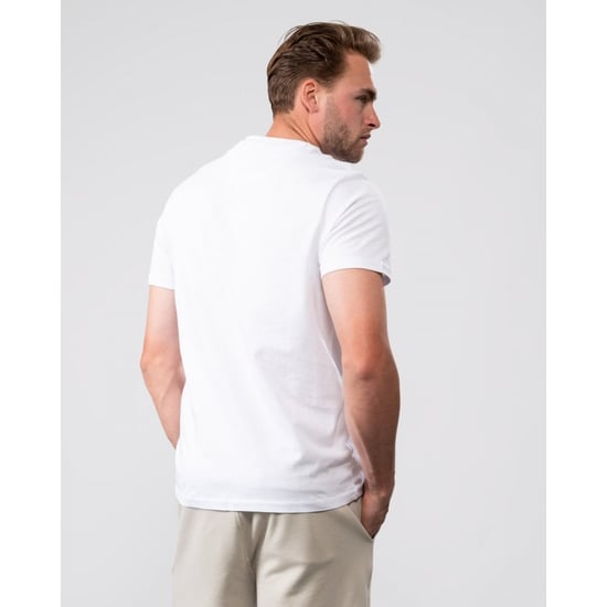 Camiseta blanca con logo en el pecho de Lyle & Scott - Image 4