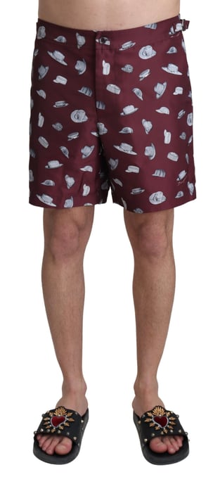 Pantalones cortos de baño de playa con estampado de gorras burdeos para hombres de Dolce & Gabbana - Image 1