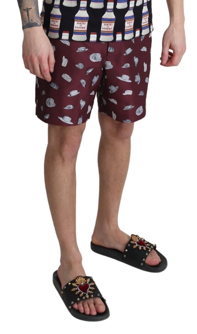 Pantalones cortos de baño de playa con estampado de gorras burdeos para hombres de Dolce & Gabbana - Image 4