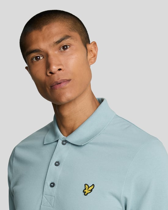 Polo azul ahumado con logo en el pecho de Lyle & Scott - Image 4