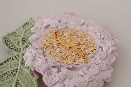 Broche para mujer en tono dorado con flores moradas de Dolce & Gabbana - Image 4