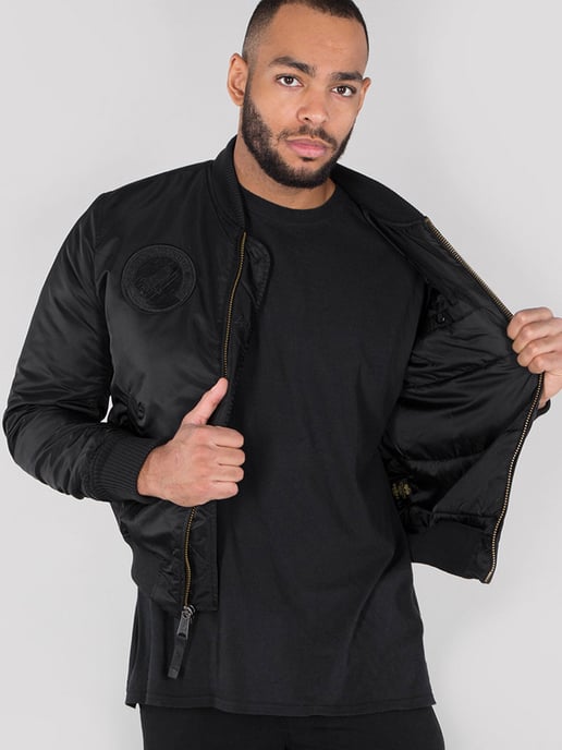 Chaqueta bomber MA-1 VF NASA para hombre de Alpha Industries en negro - Image 3
