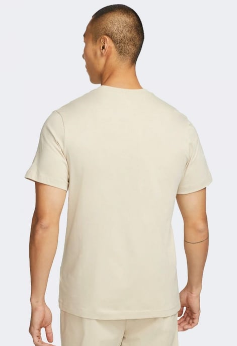 Camiseta Nike Sportswear Club para hombre en color beige - Image 2