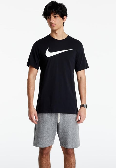 Camiseta negra con logo Swoosh de Nike - Image 1