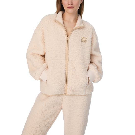 DKNY Conjunto de top con cremallera y jogger de sherpa Crema - Image 4