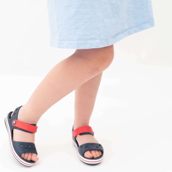 Sandalias de niña Crocs en azul - Image 2