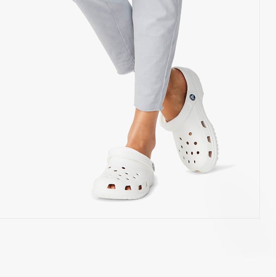 Zuecos de mujer Crocs en blanco - Image 6