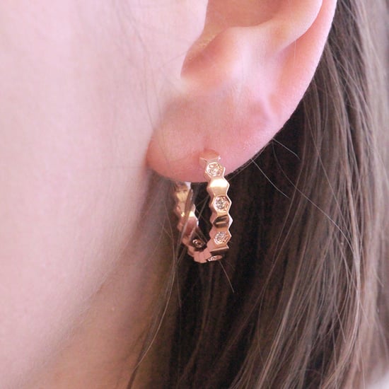 Pendientes curvos de oro rosa y cristal - Image 2