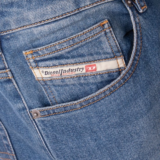 Vaqueros de corte tapered en azul medio D-Yennox de Diesel - Image 4